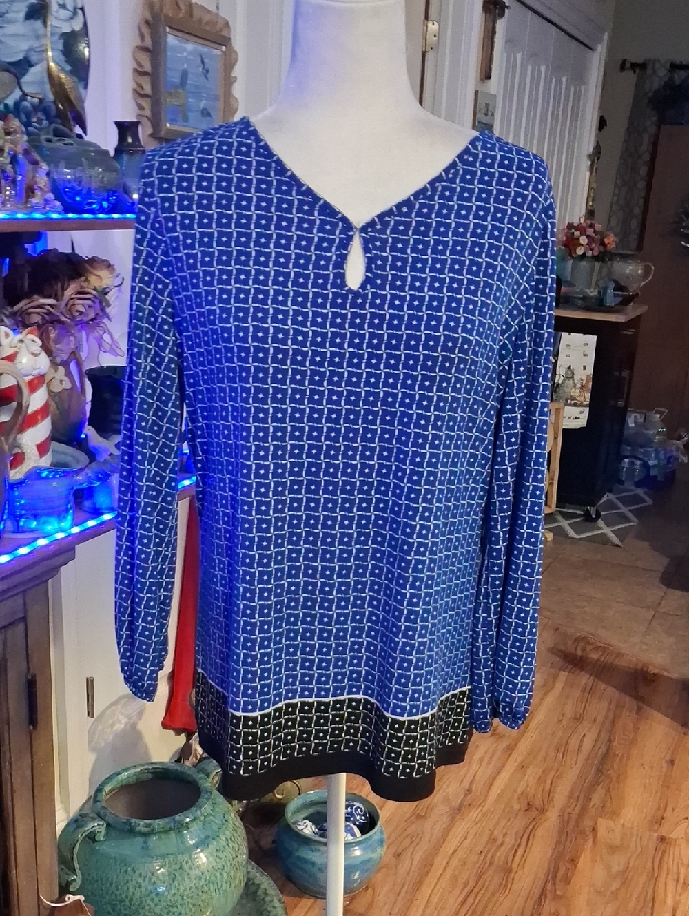 A Liz Claiborne Size Medium Blue Geometric Long-Sleeve Keyhole Blouse - Women